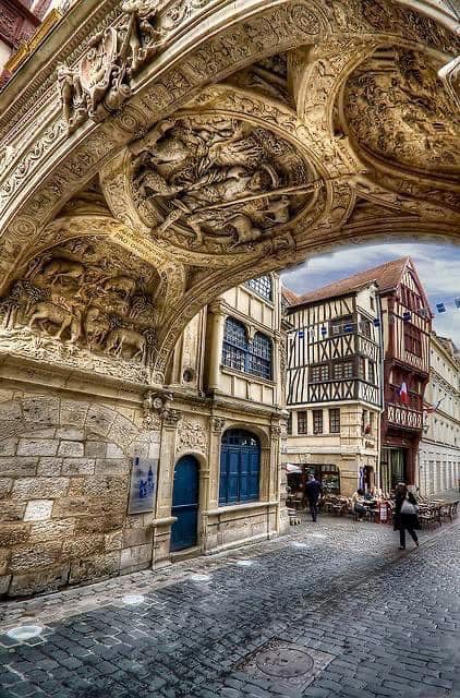 Visit the surroundings The Gros Horloge (big clock)