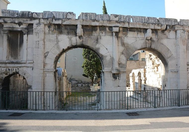 Besuchen Sie die Umgebung Porte d Auguste à Arles