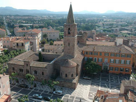 Besuchen Sie die Umgebung La cathédrale Saint-Léonce