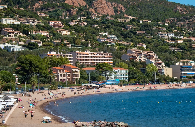 Visit the surroundings Agay beach 